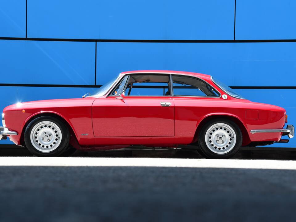 Image 15/17 of Alfa Romeo 2000 GT Veloce (1972)