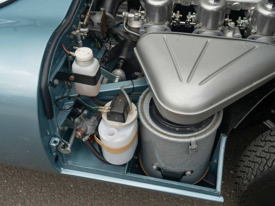 Image 36/40 de Jaguar E-Type (2+2) (1969)