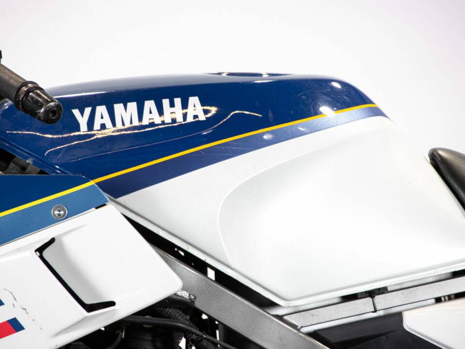 Image 17/50 of Yamaha FZ 750 (1986)