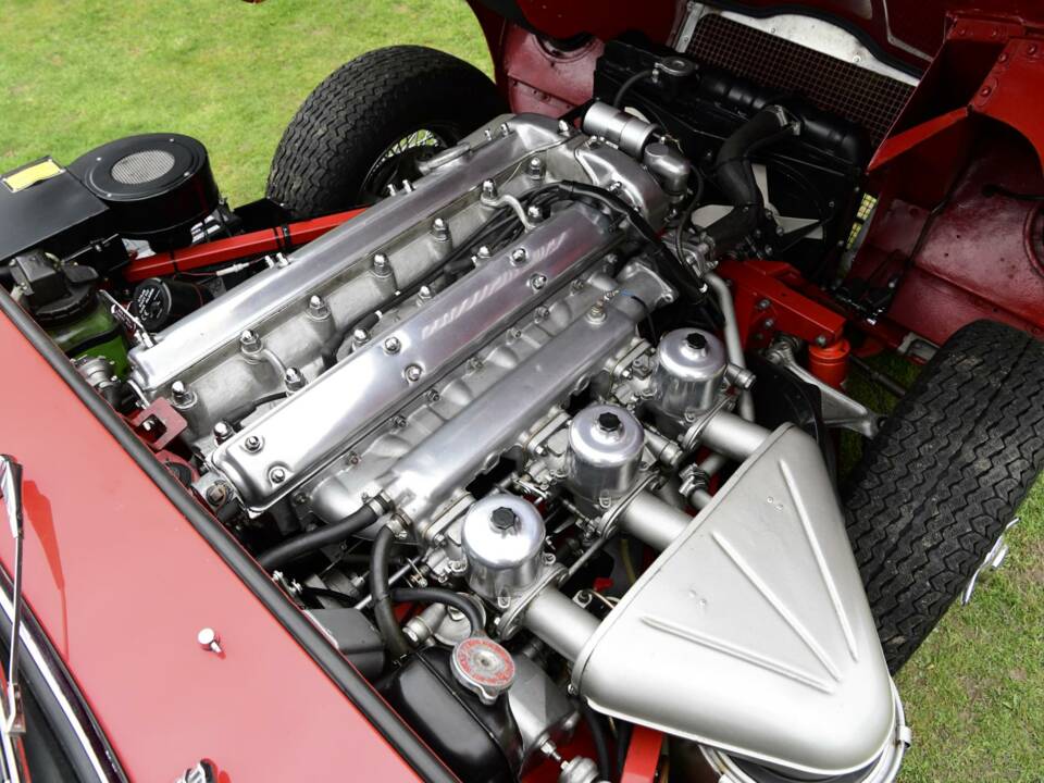 Image 29/50 de Jaguar E-Type (1968)