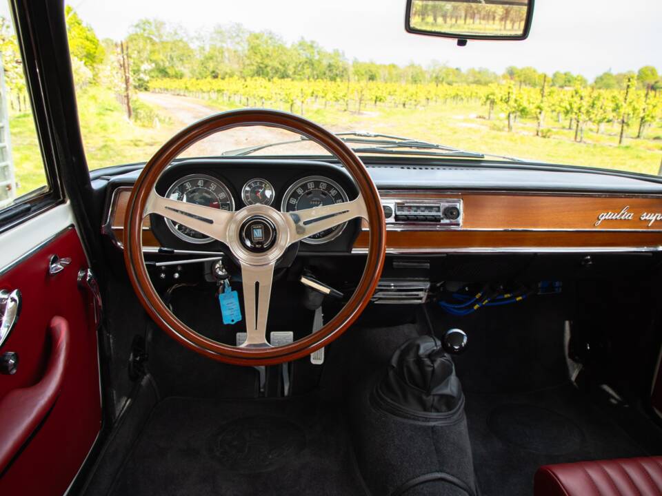 Image 27/50 de Alfa Romeo Giulia Nuova Super 1600 (1968)