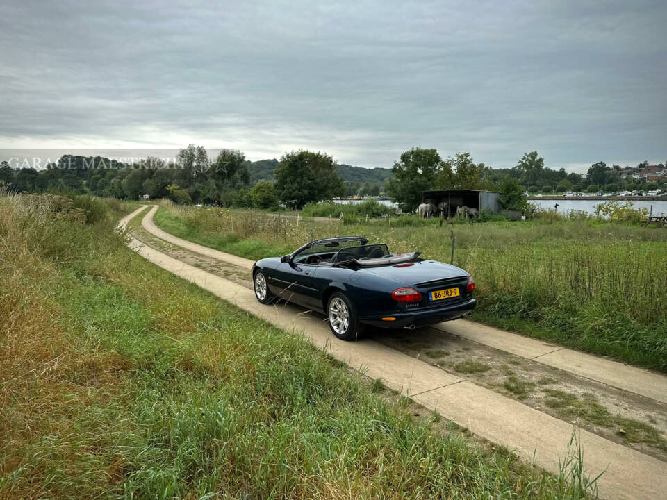 Image 17/100 de Jaguar XK8 4.0 (2000)