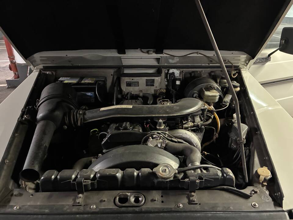 Immagine 10/23 di Mercedes-Benz 230 GE (SWB) (1987)