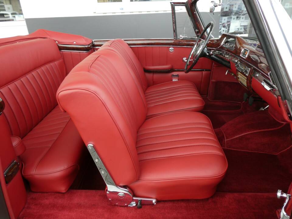 Image 13/23 of Mercedes-Benz 220 SE Cabriolet (1959)