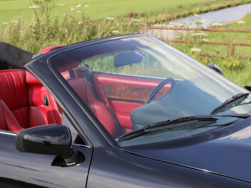 Immagine 19/44 di Aston Martin Virage Volante (1993)