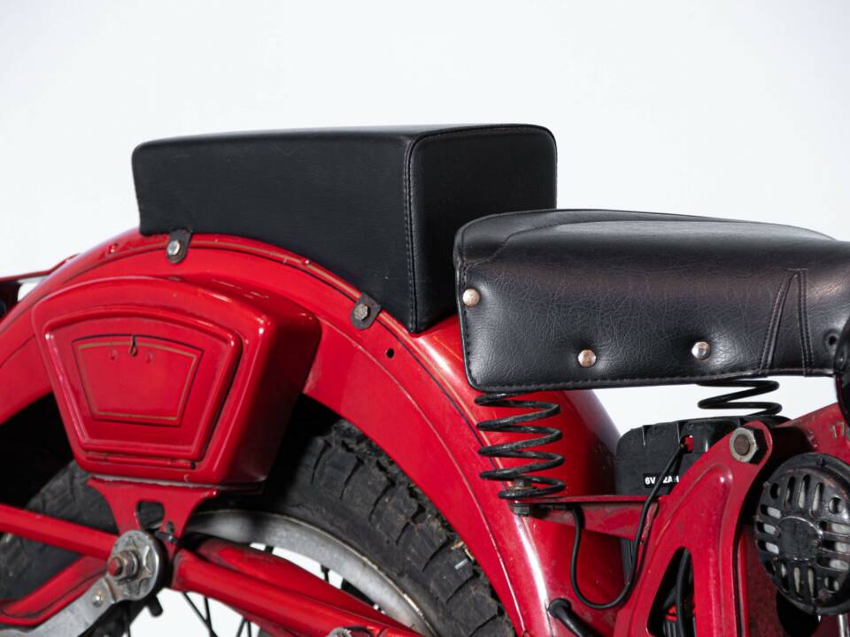 Image 38/50 de Moto Guzzi 250 SS (1950)