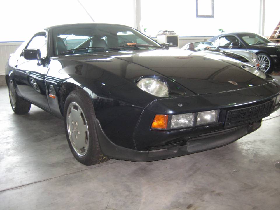 Image 2/11 of Porsche 928 S (1983)