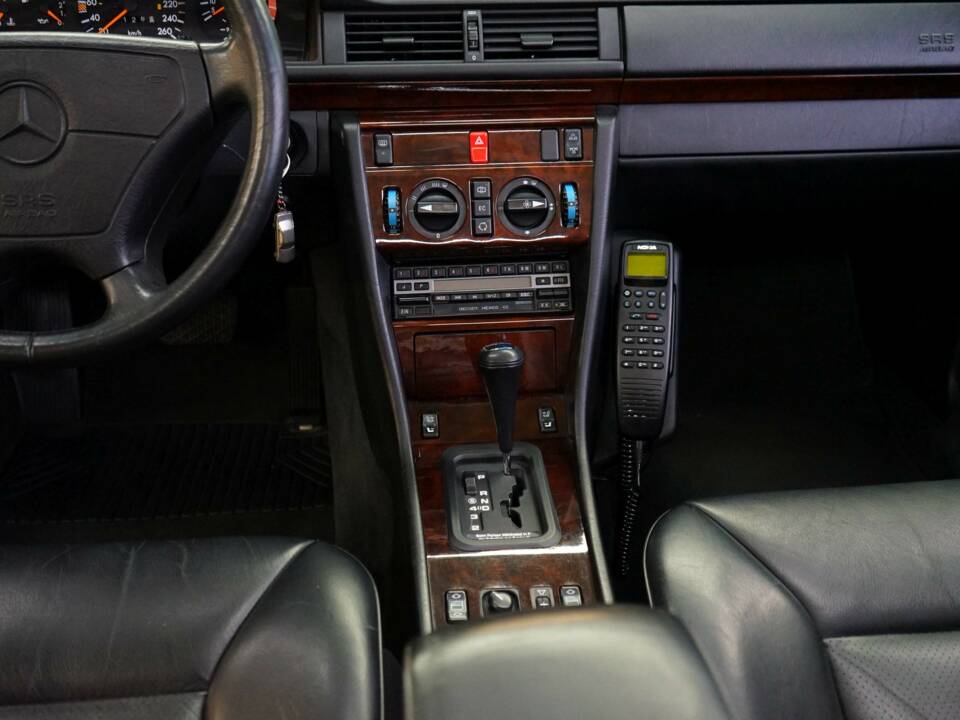 Immagine 32/46 di Mercedes-Benz 300 CE-24 (1992)