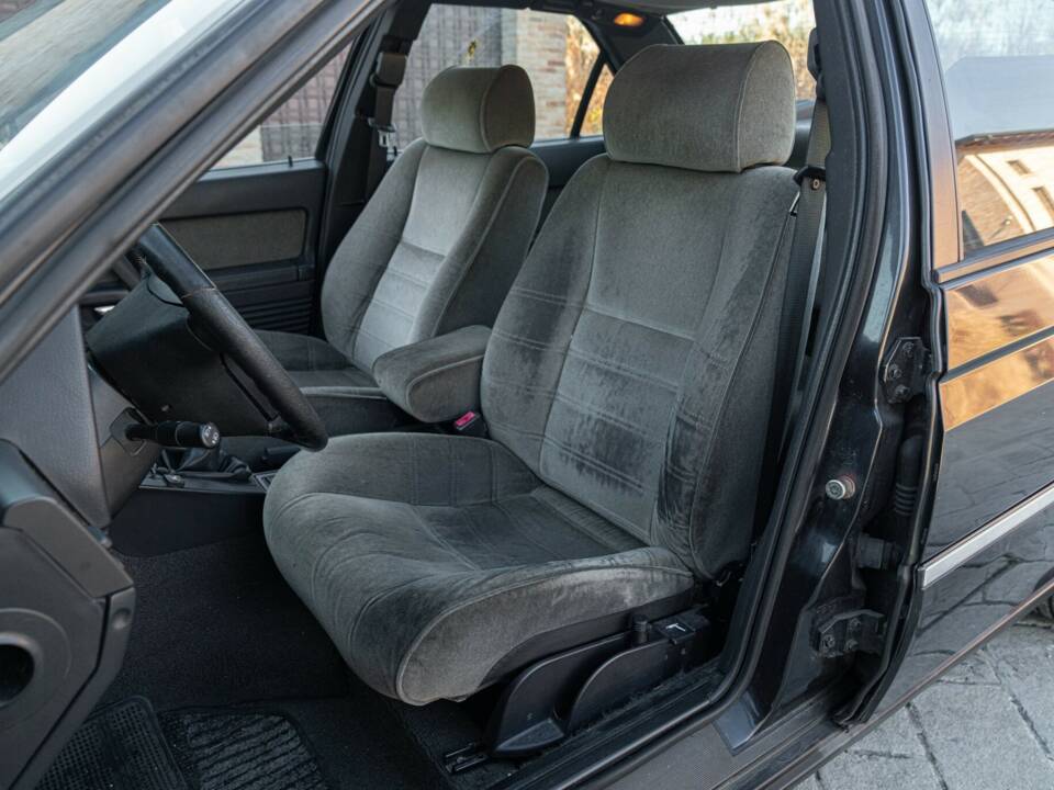 Image 25/50 of Alfa Romeo 164 2.0 Super (1995)