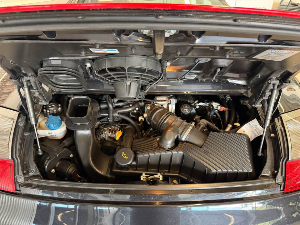 Bild 10/18 von Porsche 911 Carrera 4S (2003)