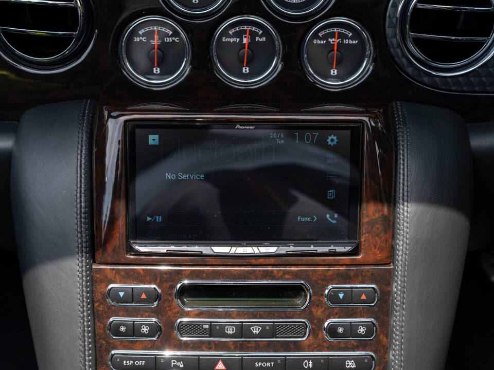 Image 21/31 of Bentley Azure T (2009)