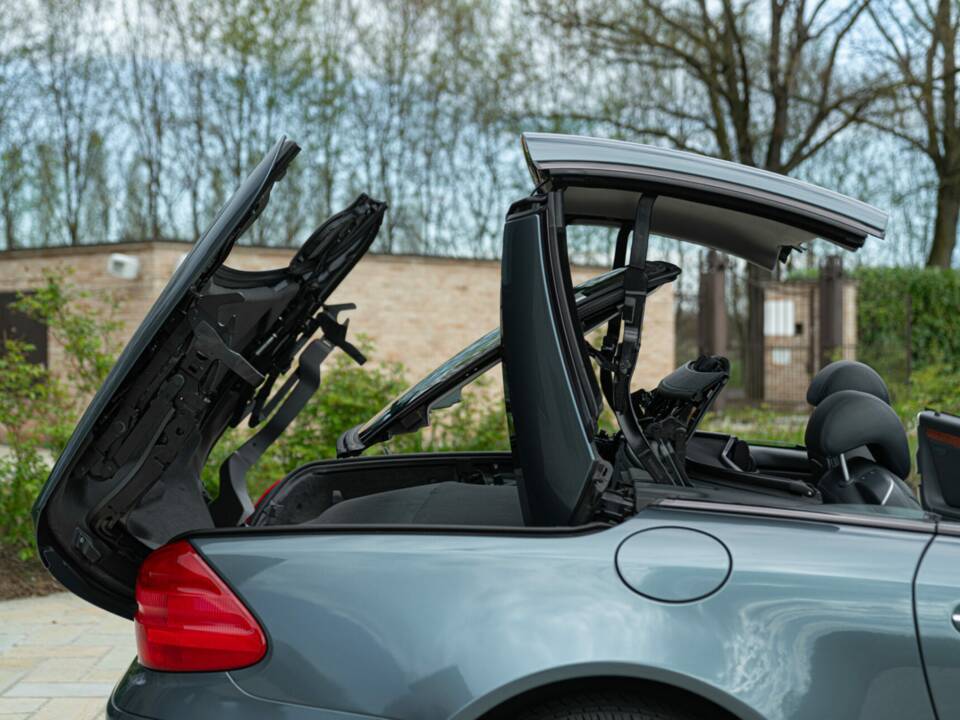 Image 31/50 of Mercedes-Benz SL 500 (2001)