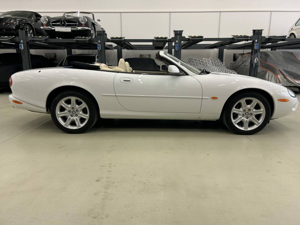 Immagine 4/28 di Jaguar XK8 4.0 (1997)