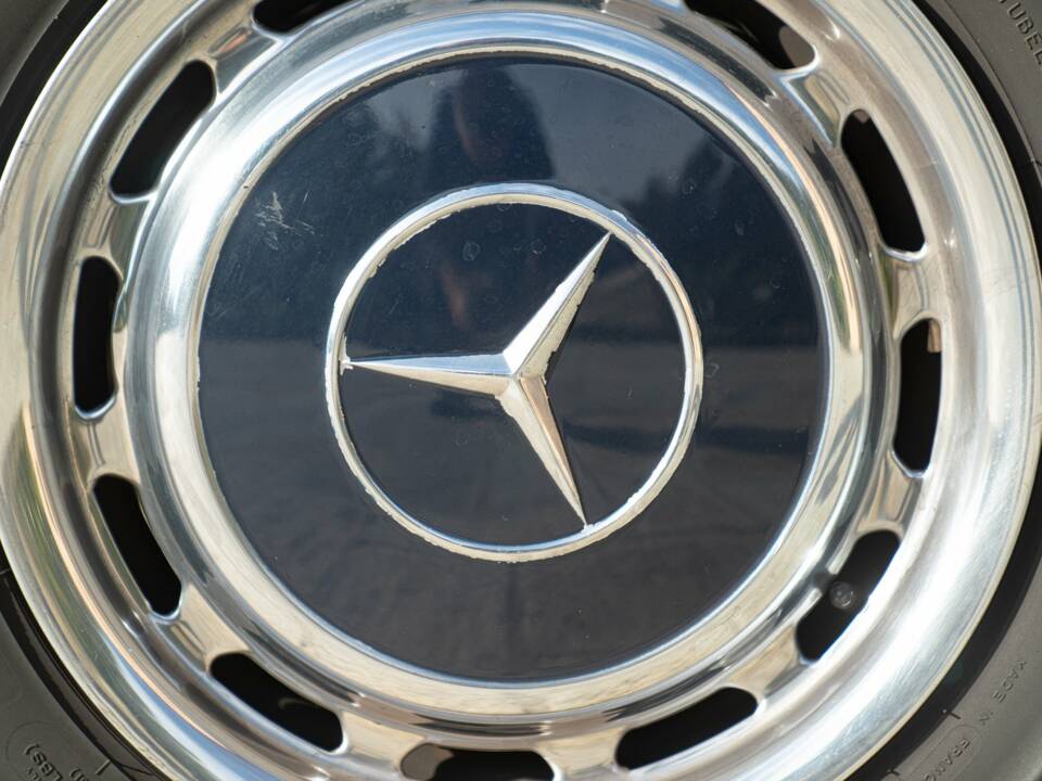 Image 17/50 de Mercedes-Benz 280 SL (1969)