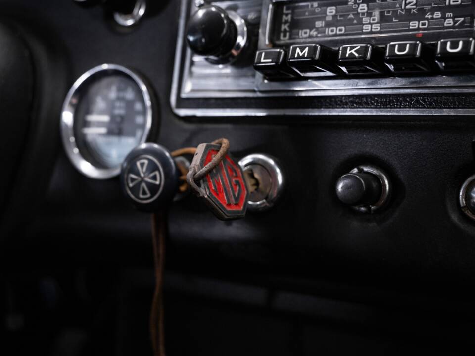 Bild 29/44 von MG MGB GT (1971)