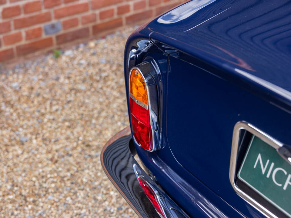 Image 32/68 of Aston Martin DB 6 Volante (1967)