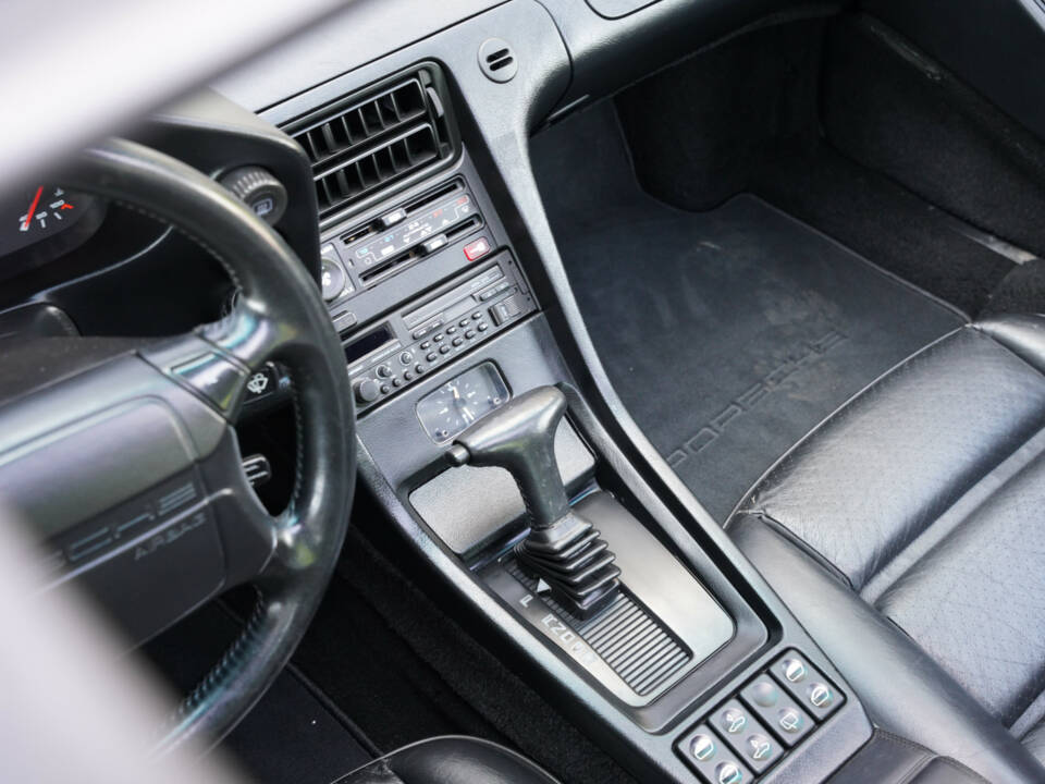 Immagine 32/50 di Porsche 928 GTS (1993)