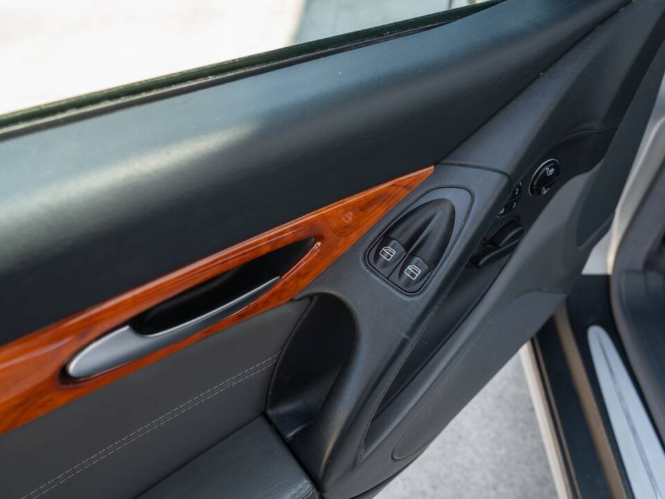 Image 56/86 de Mercedes-Benz SL 500 (2002)