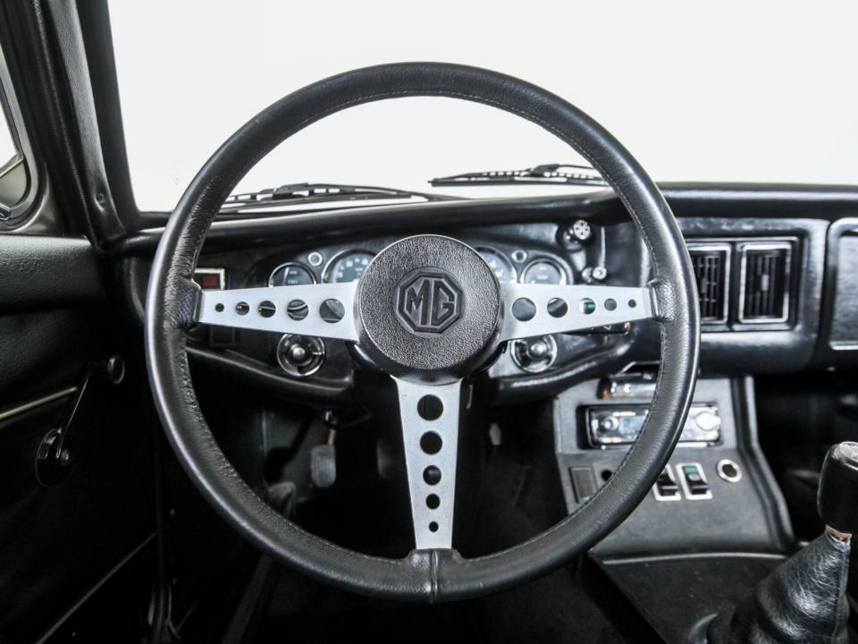 Image 6/50 of MG MGB GT (1975)