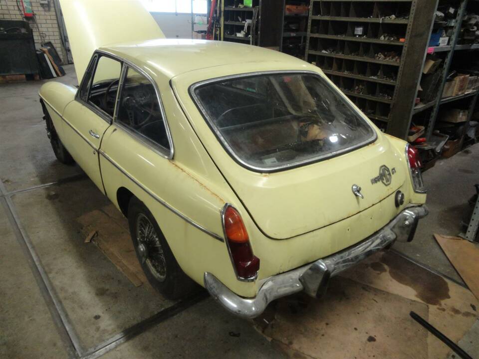 Image 8/34 of MG MGB GT (1970)