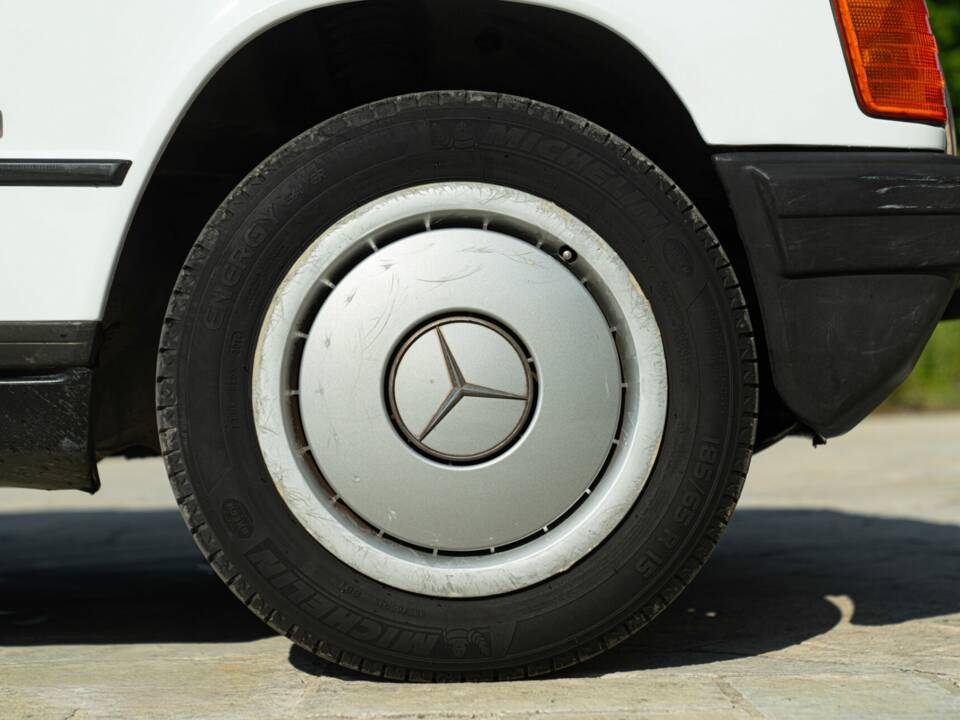 Afbeelding 15/44 van Mercedes-Benz 190 E (1987)