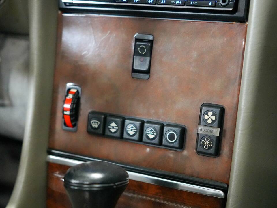 Afbeelding 15/24 van Mercedes-Benz 560 SL (1988)