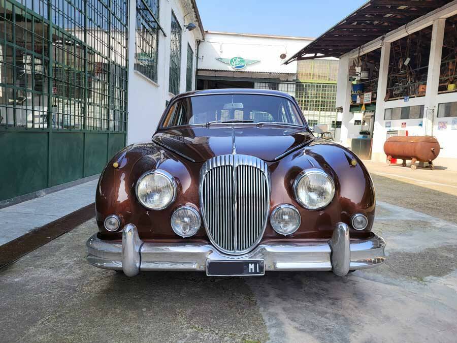 Image 6/42 of Jaguar Mk II 2.4 (1964)