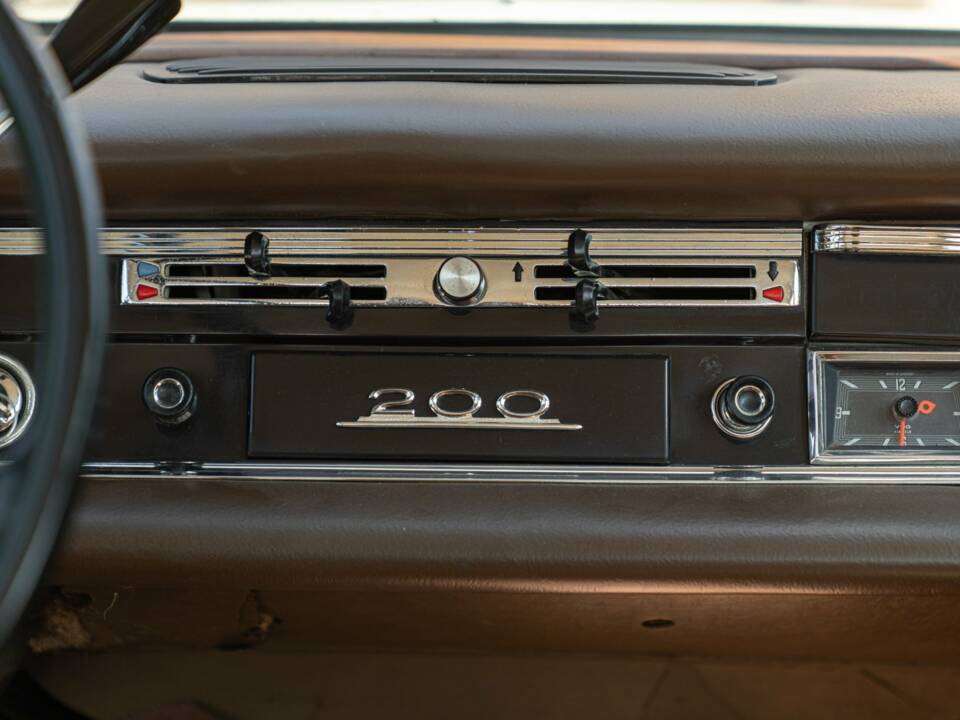 Image 45/50 of Mercedes-Benz 200 (1966)