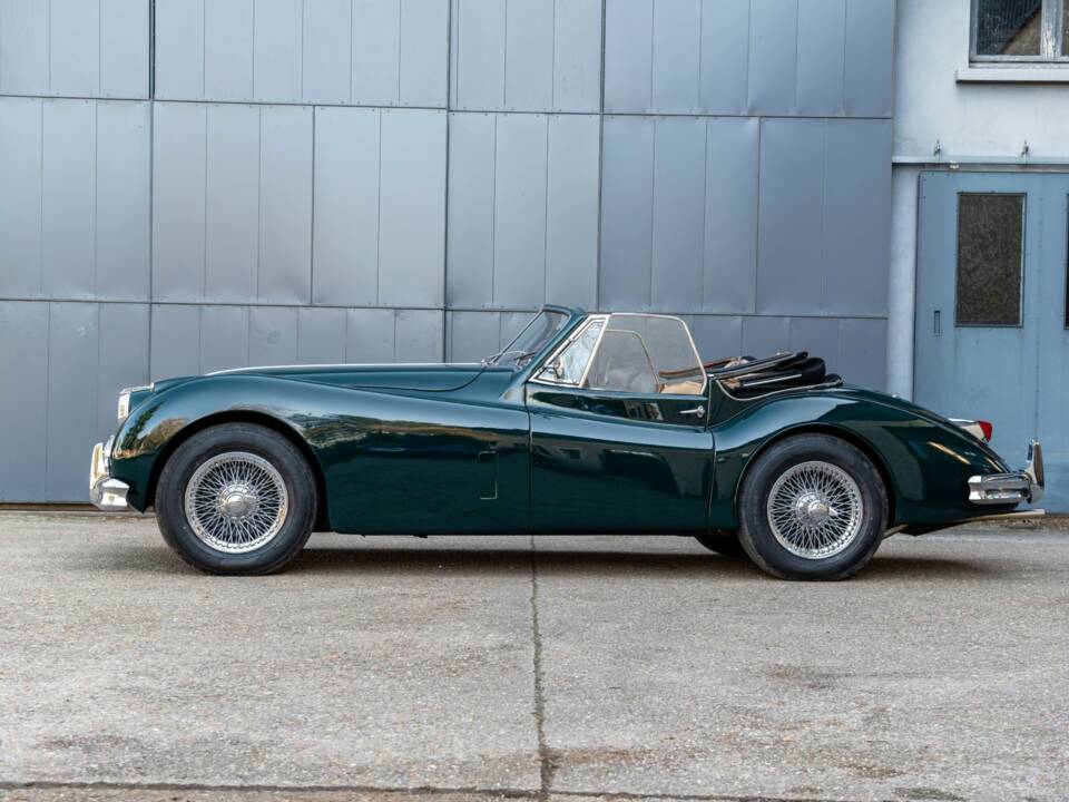 Image 2/41 of Jaguar XK 140 DHC (1955)