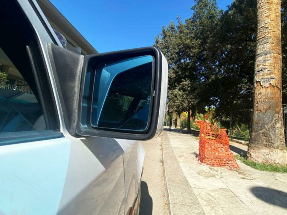 Image 13/48 of Mercedes-Benz E 200 (1991)