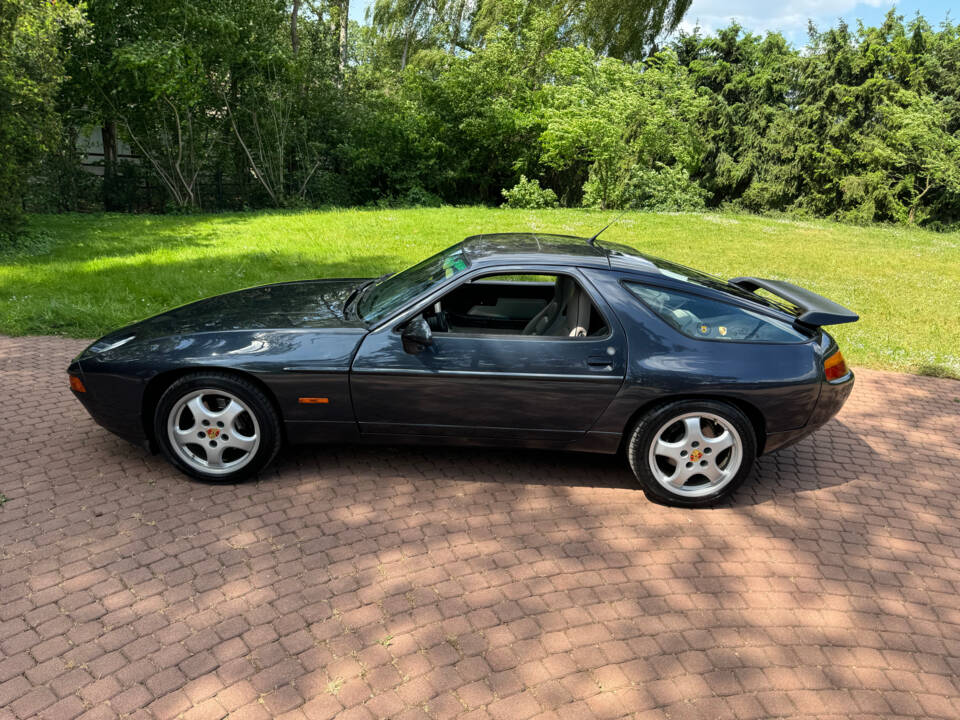 Afbeelding 14/77 van Porsche 928 GT (1990)