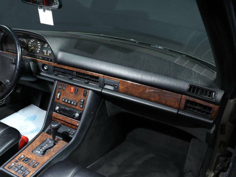 Image 17/30 of Mercedes-Benz 560 SEC (1988)