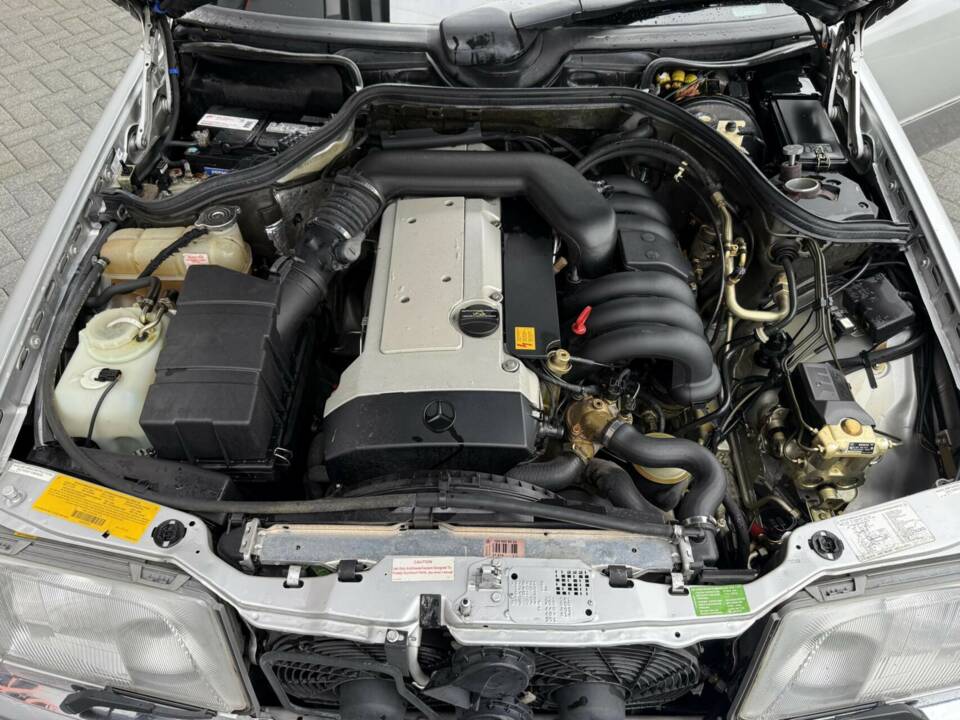 Bild 37/50 von Mercedes-Benz E 320 (1995)