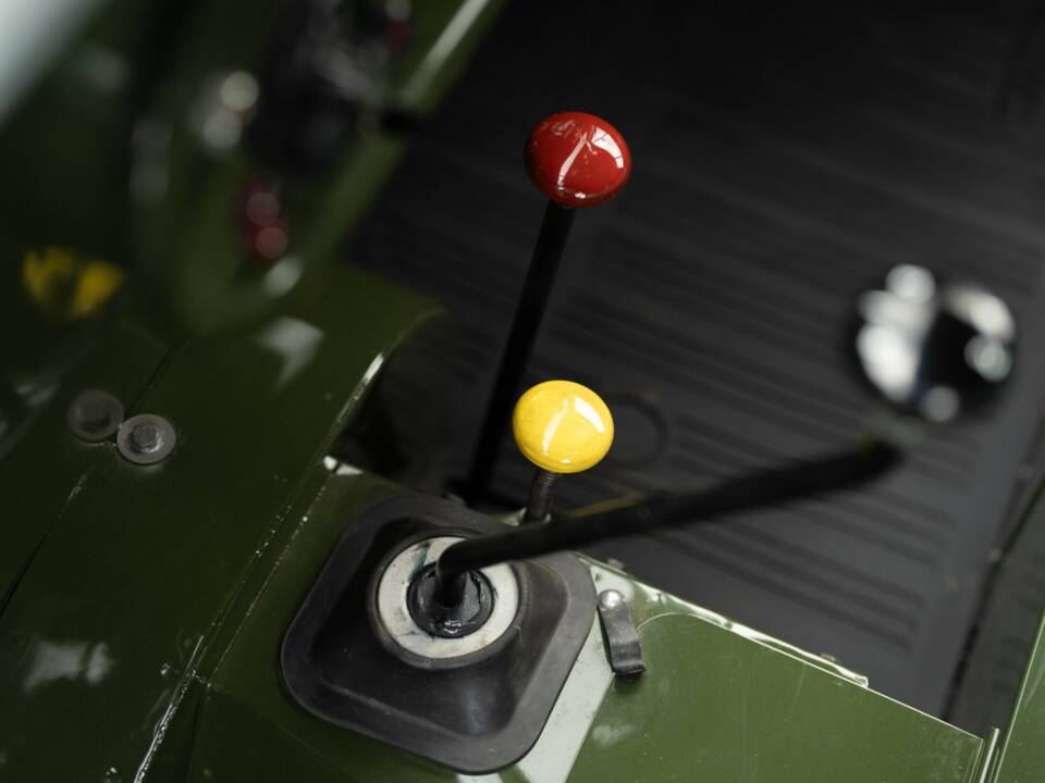 Image 44/50 of Land Rover 80 (1952)