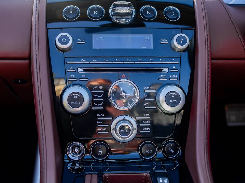 Afbeelding 50/50 van Aston Martin DBS Volante (2011)