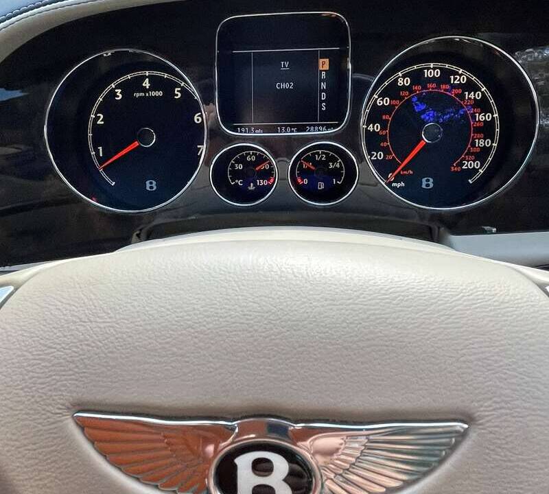 Image 18/50 de Bentley Continental Flying Spur (2010)