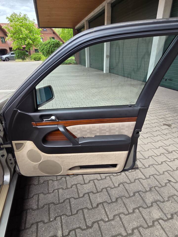 Image 37/103 de Mercedes-Benz 300 SE (1991)