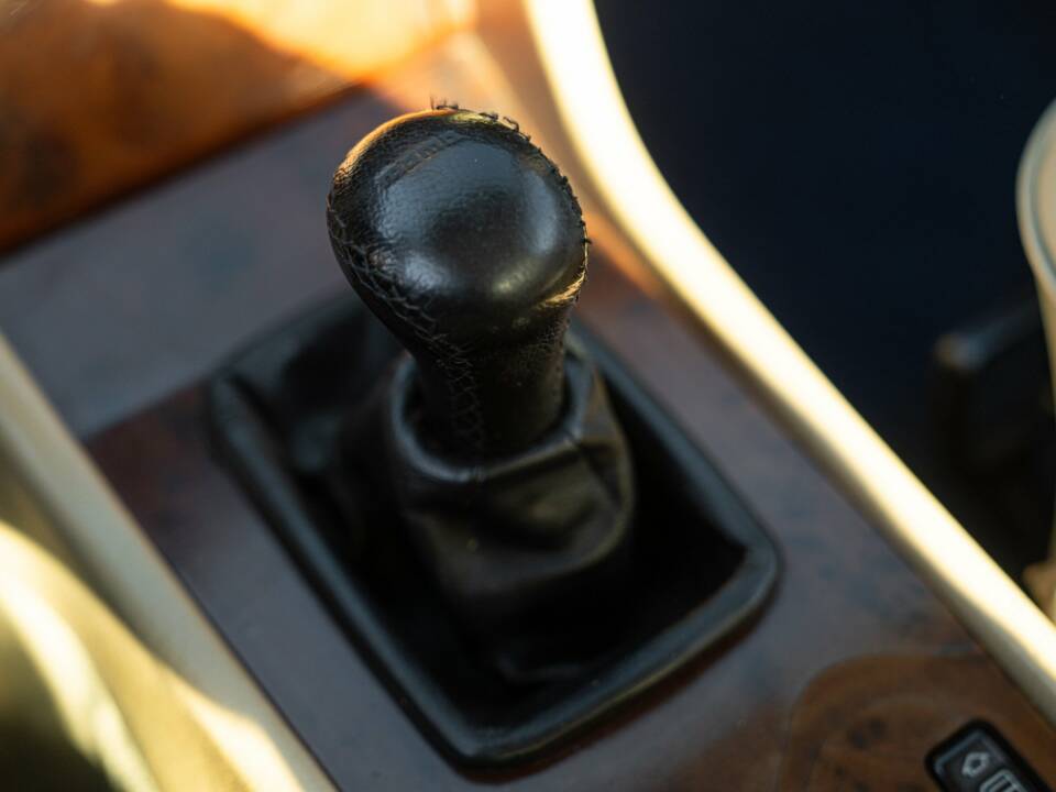 Afbeelding 34/50 van Mercedes-Benz 200 CE (1992)