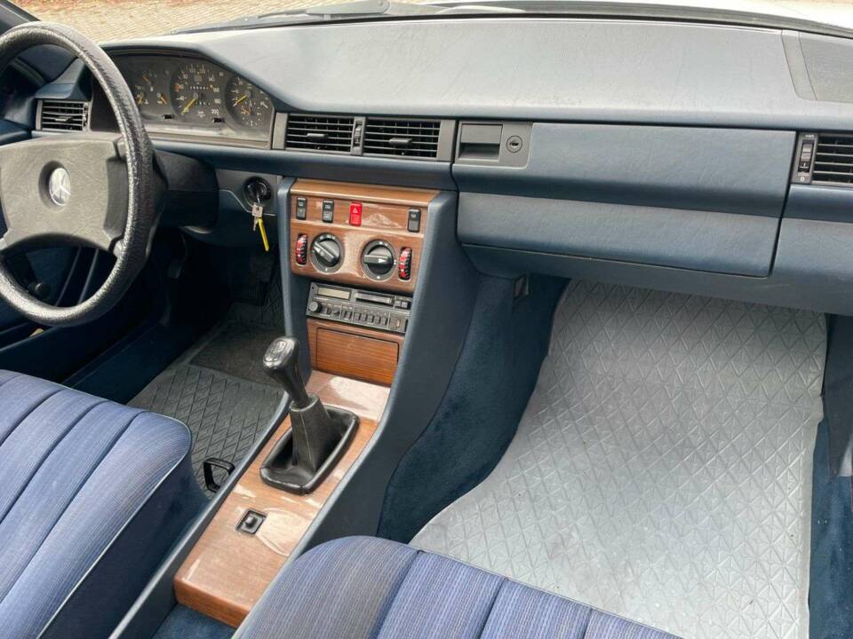 Image 12/18 of Mercedes-Benz 250 D (1988)