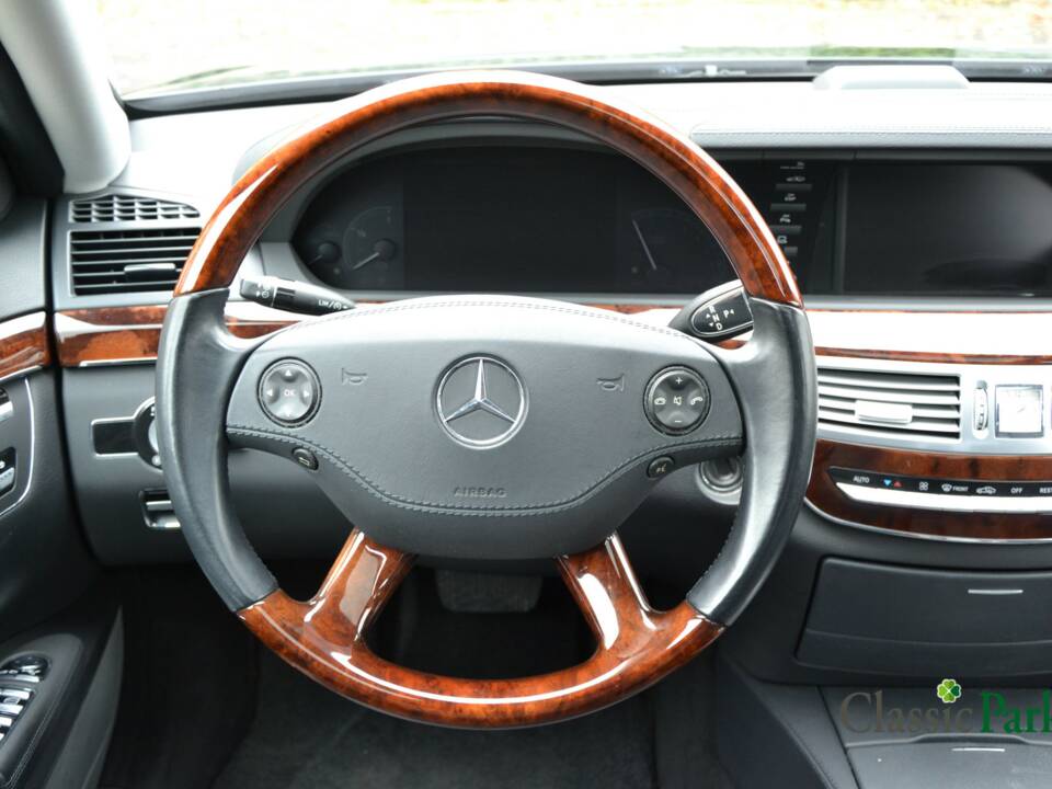 Image 36/50 of Mercedes-Benz S 500 (2006)