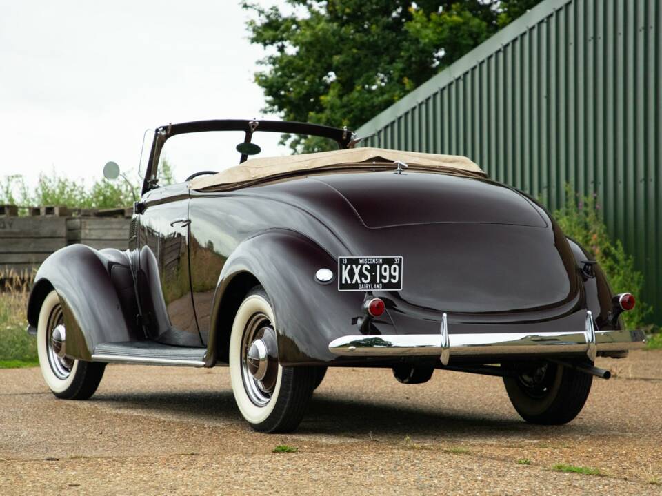 Immagine 8/8 di Ford V8 Deluxe Club Cabriolet (1937)