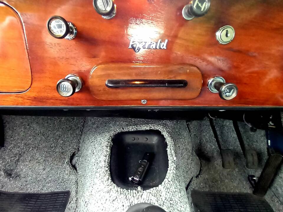 Image 23/93 of Triumph Herald 1200 (1964)