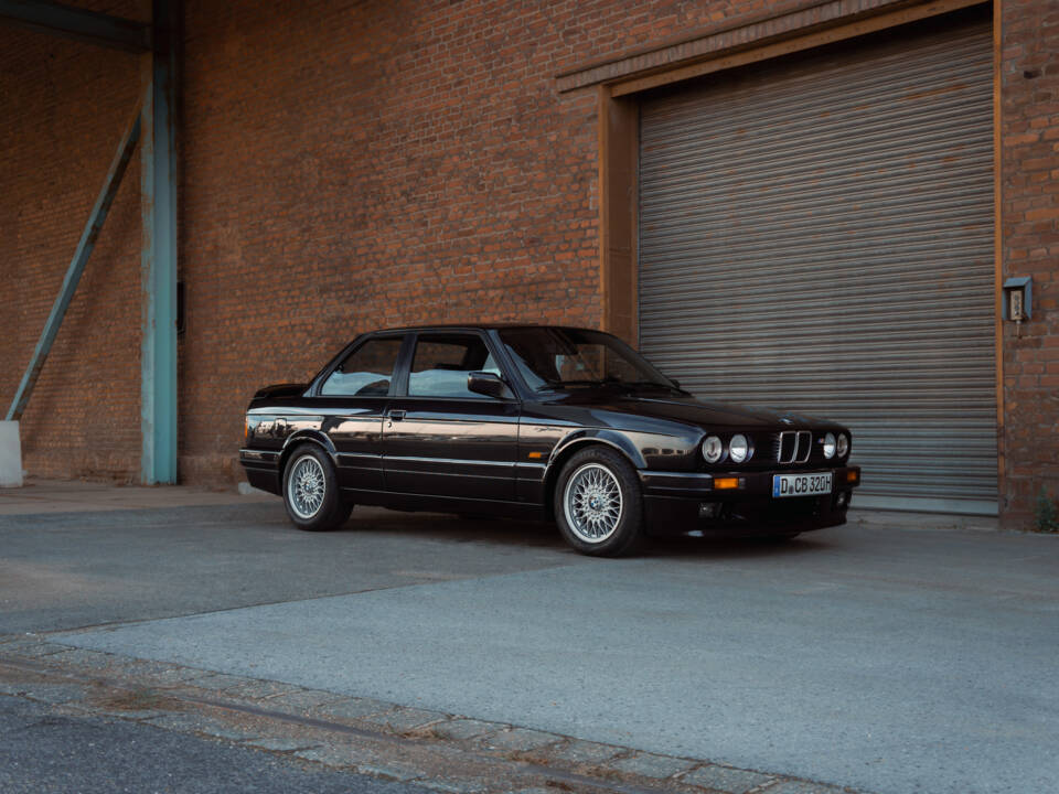 Image 2/42 of BMW 320is (1989)