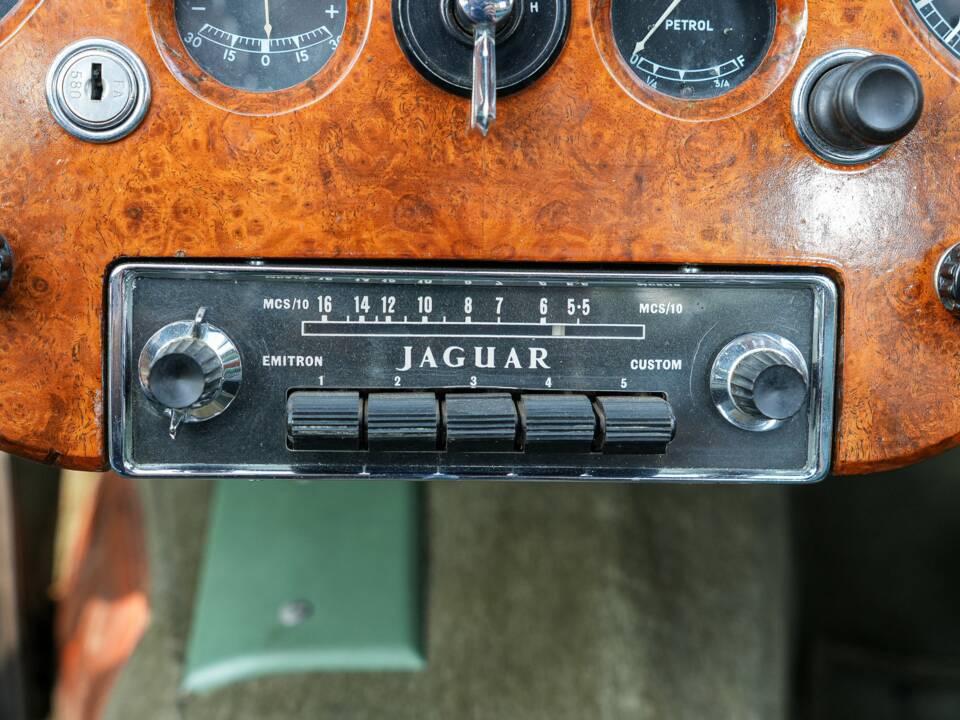Image 16/50 of Jaguar XK 120 DHC (1953)