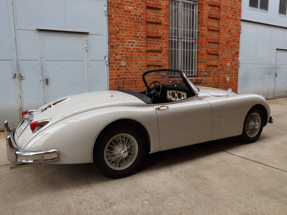 Image 8/91 of Jaguar XK 150 OTS (1958)