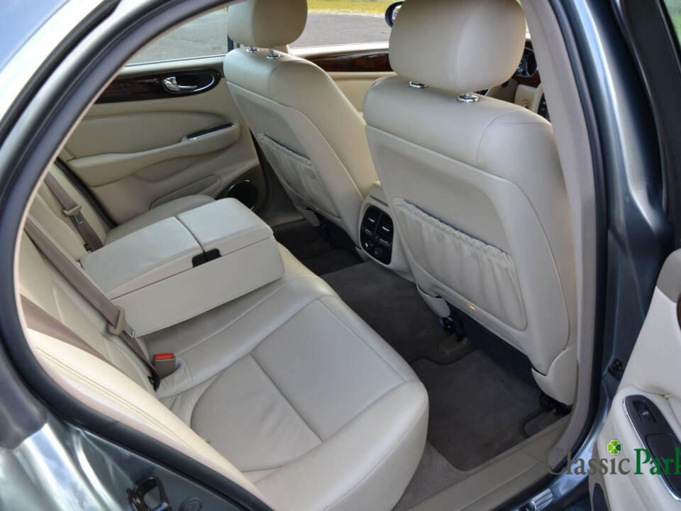 Image 27/50 of Jaguar XJ 8 3.5 (2003)