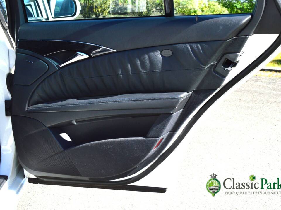 Image 22/50 of Mercedes-Benz E 500 T (2004)