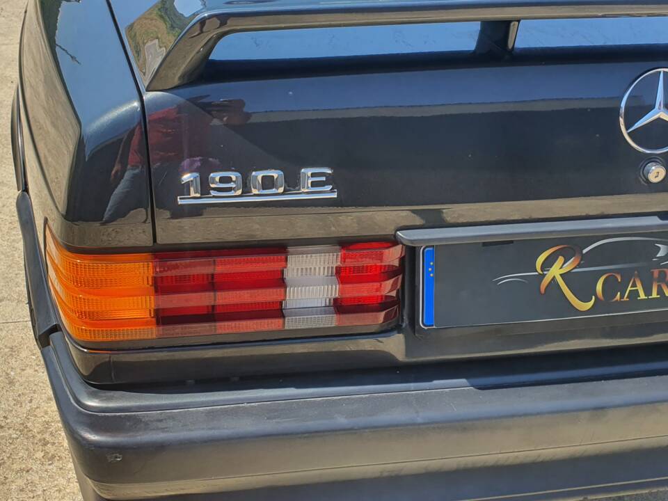 Afbeelding 9/30 van Mercedes-Benz 190 E 2.5-16 (1989)