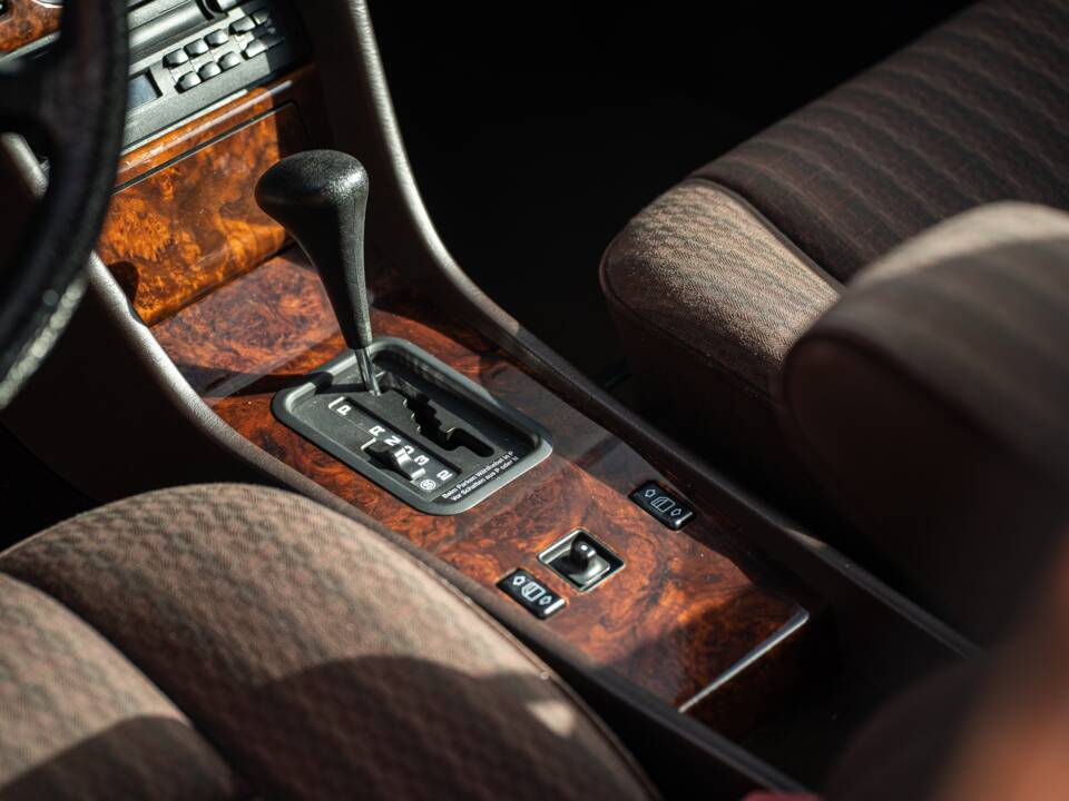 Immagine 29/73 di Mercedes-Benz 300 CE (1991)