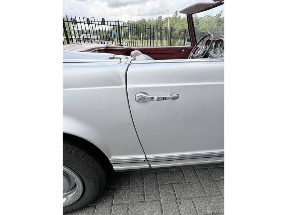 Image 18/50 of Mercedes-Benz 230 SL (1966)